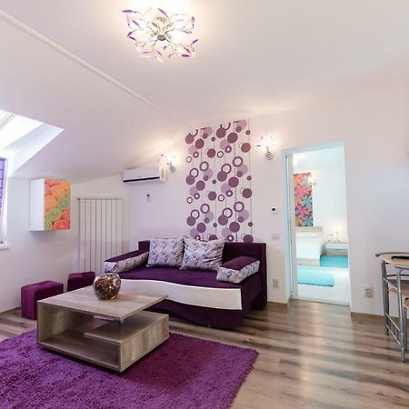 Queen Holiday Apartment Bucarest Esterno foto