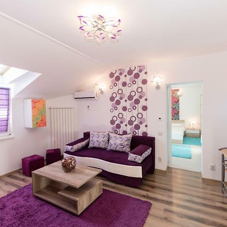 Queen Holiday Apartment Bucarest Esterno foto