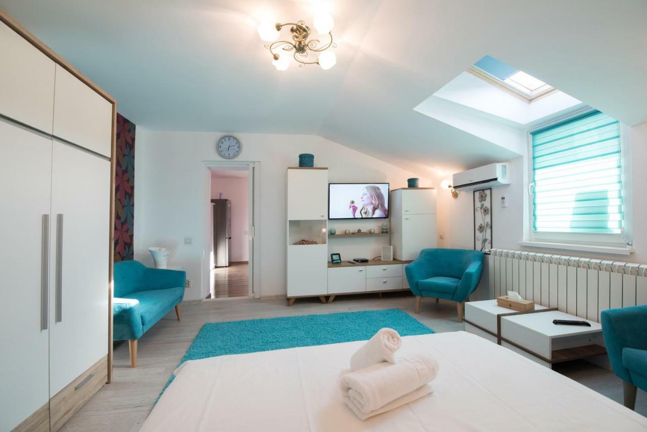 Queen Holiday Apartment Bucarest Esterno foto