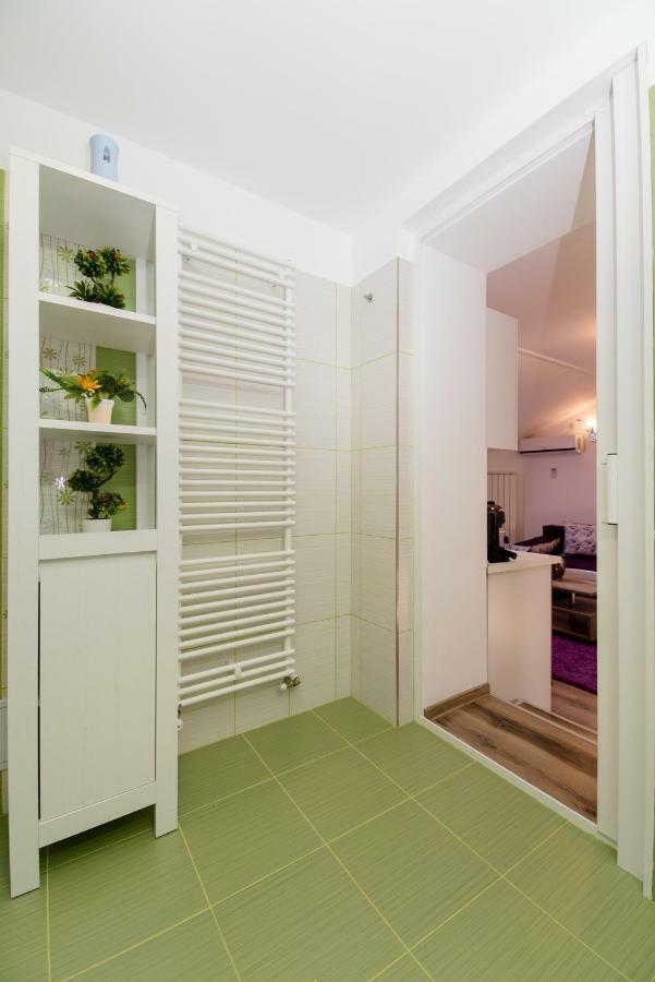 Queen Holiday Apartment Bucarest Esterno foto
