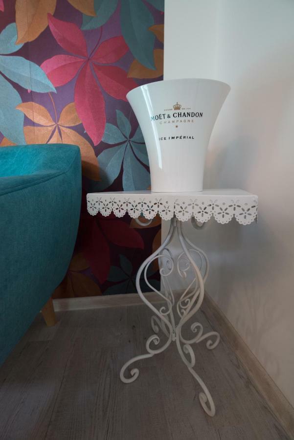 Queen Holiday Apartment Bucarest Esterno foto