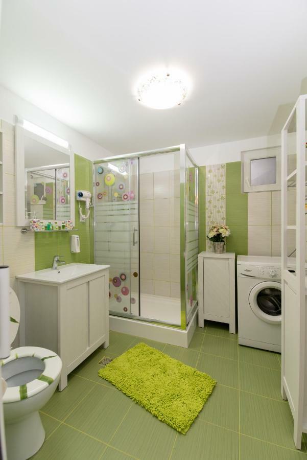 Queen Holiday Apartment Bucarest Esterno foto